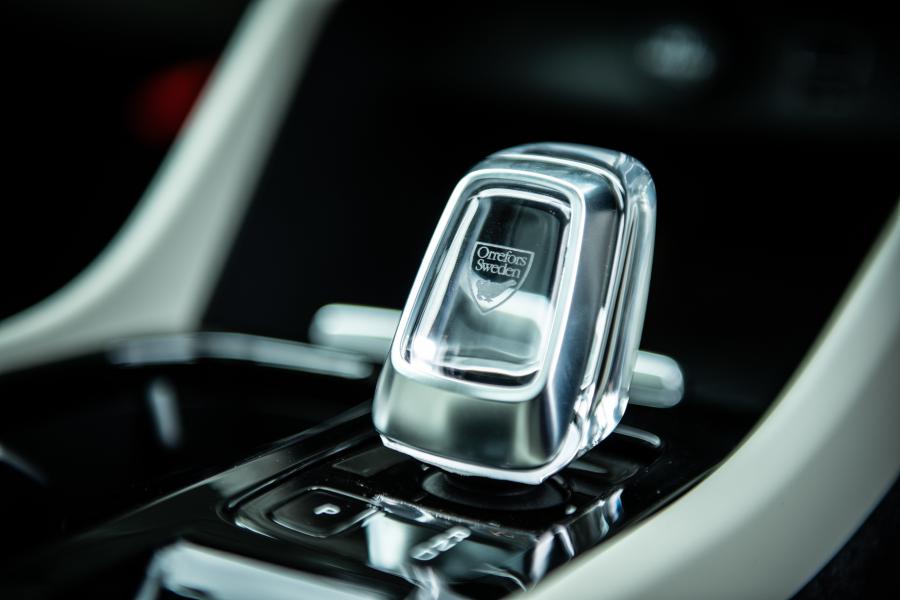 Детали интерьера Volvo XC40 T4 Inscription 2018 года  (JP) (фото 4 из 4)